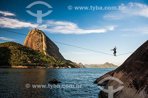  Praticante de slackline no costão da Praia Vermelha com o Pão de Açúcar ao fundo  - Rio de Janeiro - Rio de Janeiro (RJ) - Brasil