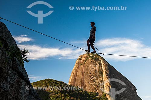  Praticante de slackline no costão da Praia Vermelha com o Pão de Açúcar ao fundo  - Rio de Janeiro - Rio de Janeiro (RJ) - Brasil