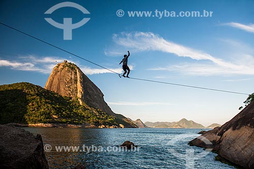  Praticante de slackline no costão da Praia Vermelha com o Pão de Açúcar ao fundo  - Rio de Janeiro - Rio de Janeiro (RJ) - Brasil