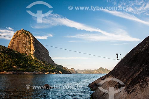  Praticante de slackline no costão da Praia Vermelha com o Pão de Açúcar ao fundo  - Rio de Janeiro - Rio de Janeiro (RJ) - Brasil