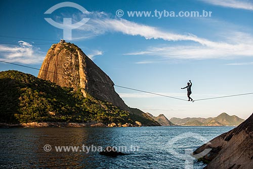  Praticante de slackline no costão da Praia Vermelha com o Pão de Açúcar ao fundo  - Rio de Janeiro - Rio de Janeiro (RJ) - Brasil