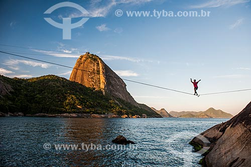  Praticante de slackline no costão da Praia Vermelha com o Pão de Açúcar ao fundo  - Rio de Janeiro - Rio de Janeiro (RJ) - Brasil