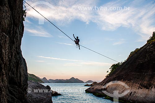  Praticante de slackline no costão da Praia Vermelha com o Pão de Açúcar ao fundo  - Rio de Janeiro - Rio de Janeiro (RJ) - Brasil