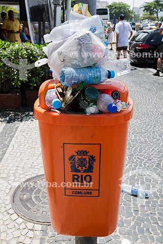  Detalhe de lata de lixo cheia  - Rio de Janeiro - Rio de Janeiro (RJ) - Brasil