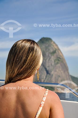  Mulher observando o Pão de Açúcar visto a partir da Baía de Guanabara  - Rio de Janeiro - Rio de Janeiro (RJ) - Brasil