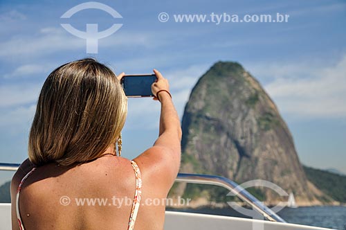  Mulher fotografando o Pão de Açúcar visto a partir da Baía de Guanabara  - Rio de Janeiro - Rio de Janeiro (RJ) - Brasil