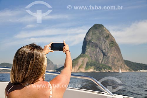  Mulher fotografando o Pão de Açúcar visto a partir da Baía de Guanabara  - Rio de Janeiro - Rio de Janeiro (RJ) - Brasil