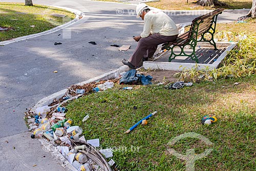  Lixo jogado na Praça Felipe Patroni - centro histórico  - Belém - Pará (PA) - Brasil