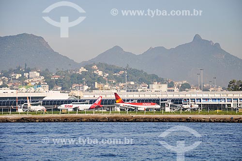  Vista do Aeroporto Santos Dumont a partir da Baía de Guanabara  - Rio de Janeiro - Rio de Janeiro (RJ) - Brasil