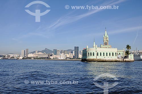  Vista do Castelo da Ilha Fiscal a partir da Baía de Guanabara com prédios do centro do Rio de Janeiro ao fundo  - Rio de Janeiro - Rio de Janeiro (RJ) - Brasil