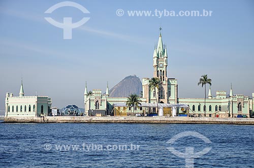  Vista do Castelo da Ilha Fiscal a partir da Baía de Guanabara com o Pão de Açúcar ao fundo  - Rio de Janeiro - Rio de Janeiro (RJ) - Brasil