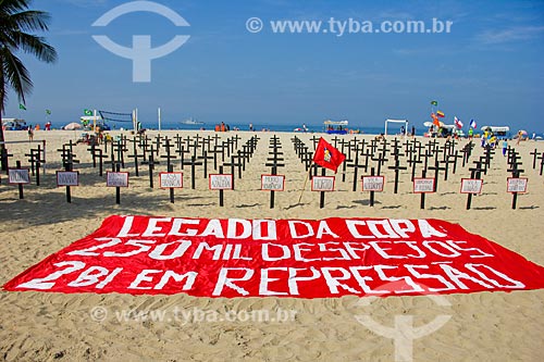  Manifestação contra as remoções de casas na Praia de Copacabana promovida pelo Comitê Popular Copa e Olimpíada  - Rio de Janeiro - Rio de Janeiro (RJ) - Brasil