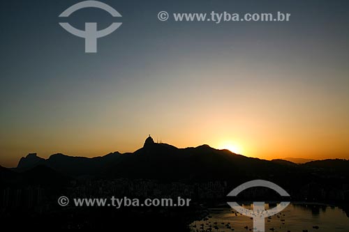  Pôr do sol na Enseada de Botafogo com o Cristo Redentor (1931) e Pedra da Gávea ao fundo  - Rio de Janeiro - Rio de Janeiro (RJ) - Brasil