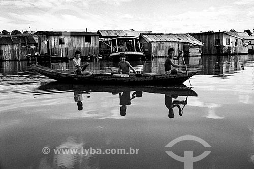  Meninos em canoa durante cheia do Rio Negro  - Amazonas (AM) - Brasil