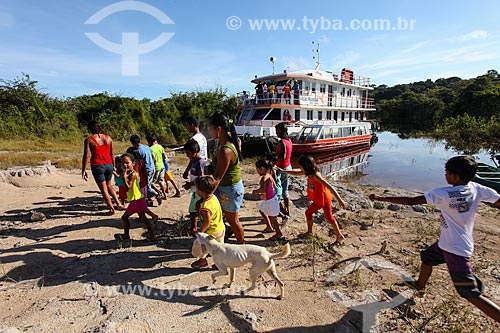  Passageiros atravessando o Rio Negro durante o período de seca  - Amazonas (AM) - Brasil