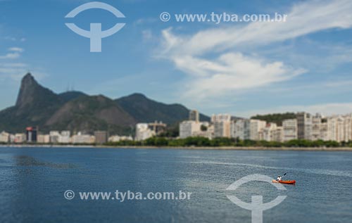  Homem praticando canoagem na Baí­a de Guanabara - Cristo Redentor e praia de Botafogo ao fundo  - Rio de Janeiro - Rio de Janeiro (RJ) - Brasil