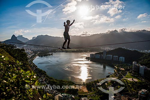  Praticante de slackline no Morro do Cantagalo com o Morro Dois Irmãos e Pedra da Gávea (à esquerda), Lagoa Rodrigo de Freitas  - Rio de Janeiro - Rio de Janeiro (RJ) - Brasil