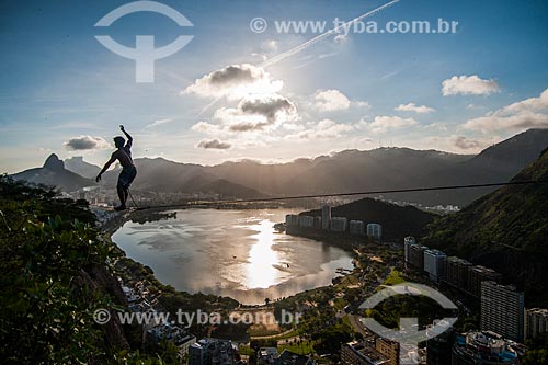  Praticante de slackline no Morro do Cantagalo com a Lagoa Rodrigo de Freitas e o Morro Dois Irmãos (à esquerda)  - Rio de Janeiro - Rio de Janeiro (RJ) - Brasil