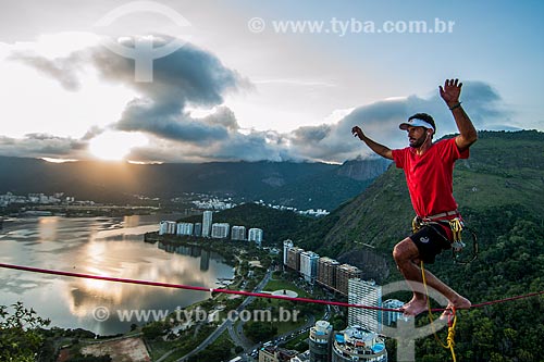  Praticante de slackline no Morro do Cantagalo com a Lagoa Rodrigo de Freitas ao fundo  - Rio de Janeiro - Rio de Janeiro (RJ) - Brasil