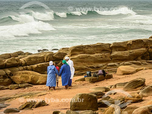  Pessoas rezando na Praia de uMhlanga  - Durban - Província KwaZulu-Natal - África do Sul