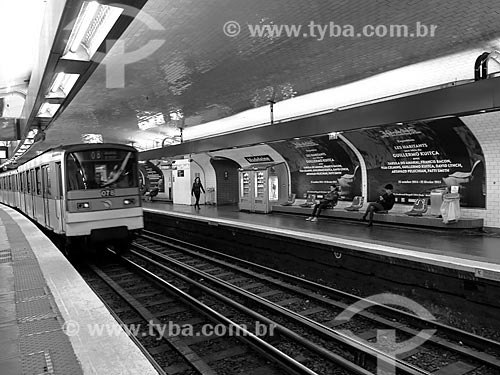  Estação Madeleine do metrô de Paris  - Paris - Paris - França