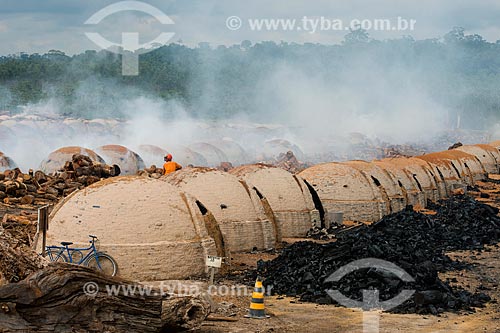  Carvoaria produzindo carvão para siderurgia com sobras de madeira de manejo florestal  - Paragominas - Pará (PA) - Brasil