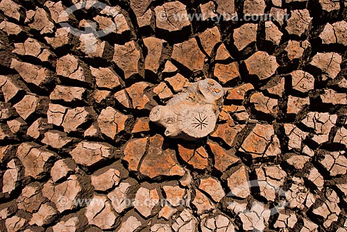  Detalhe do solo do reservatório da cidade de Tambaú durante a crise de abastecimento de água  - Tambaú - São Paulo (SP) - Brasil