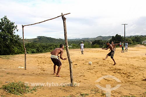  Jovens jogando futebol na cidade de Juazeiro  - Juazeiro - Bahia (BA) - Brasil