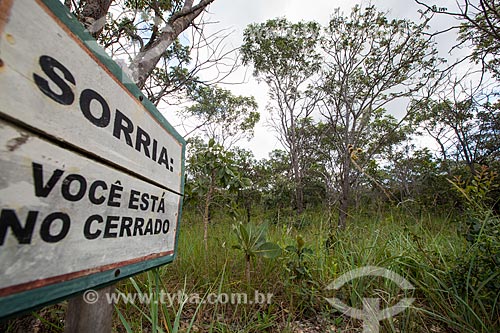  Detalhe de placa com a vegetação típica do cerrado ao fundo no Parque Estadual dos Pireneus  - Pirenópolis - Goiás (GO) - Brasil