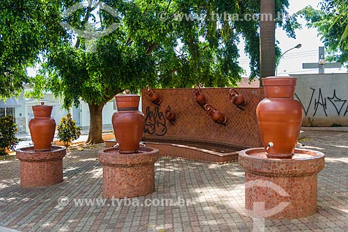  Fonte em forma de vasos de cerâmica com torneiras na Praça Padre Donizetti  - Tambaú - São Paulo (SP) - Brasil