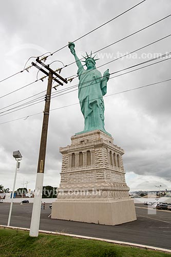  Réplica da Estátua da Liberdade em frente a loja de departamentos Havan  - Anápolis - Goiás (GO) - Brasil