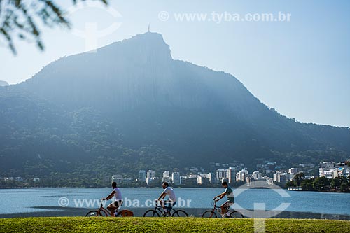  Ciclistas na ciclovia da Lagoa Rodrigo de Freitas com o Cristo Redentor ao fundo  - Rio de Janeiro - Rio de Janeiro (RJ) - Brasil