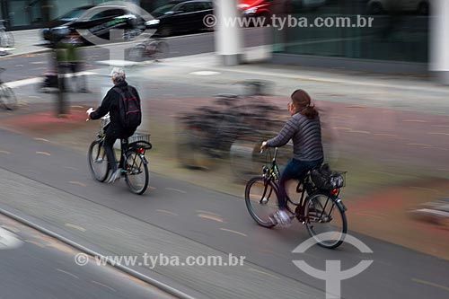  Ciclistas em rua de Berlim  - Berlim - Berlim - Alemanha