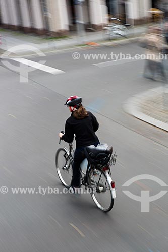 Ciclista em rua de Berlim  - Berlim - Berlim - Alemanha
