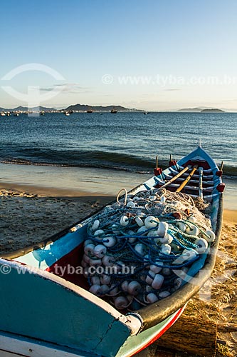  Barco atracado na areia da Praia de Ponta das Canas  - Florianópolis - Santa Catarina (SC) - Brasil