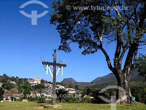  Cruzeiro com a cidade de Tiradentes ao fundo  - Tiradentes - Minas Gerais (MG) - Brasil