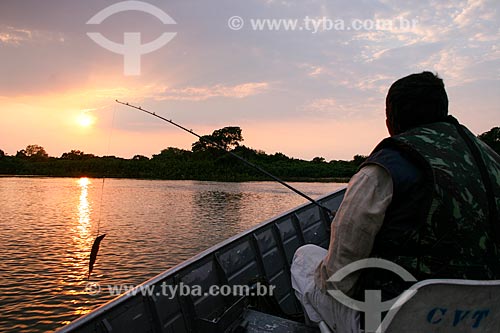  Homem pescando no Pantanal Matogrossense  - Miranda - Mato Grosso do Sul (MS) - Brasil