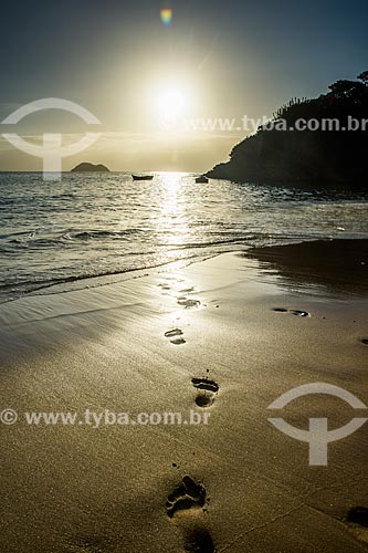  Pôr do sol na Praia de João Fernandinho com pegadas na areia  - Armação dos Búzios - Rio de Janeiro (RJ) - Brasil