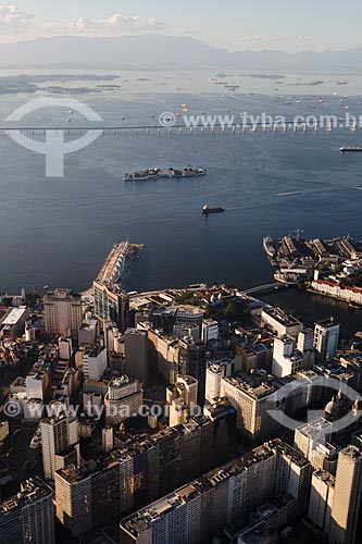  Vista aérea da Baía de Guanabara com Ponte Rio-Niterói e obra do Museu do Amanhã em primeiro plano  - Rio de Janeiro - Rio de Janeiro (RJ) - Brasil