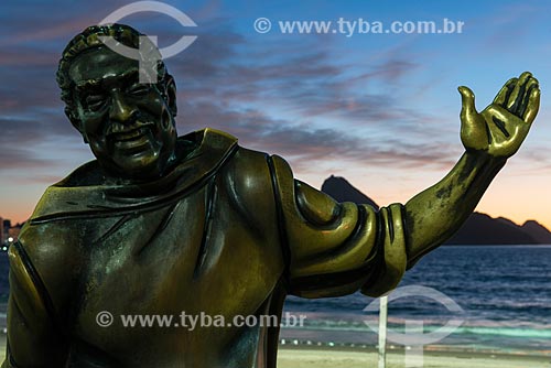  Estátua do cantor Dorival Caymmi (2008) no Posto 6 da Praia de Copacabana com o Pão de Açúcar  - Rio de Janeiro - Rio de Janeiro (RJ) - Brasil