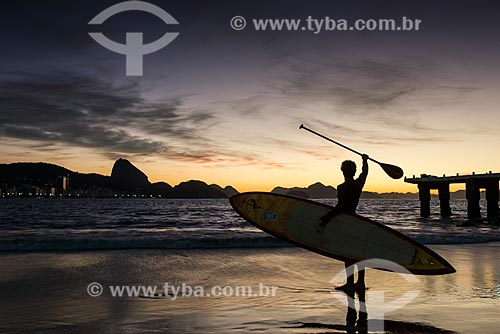  Praticante de Stand up paddle no posto 6 da Praia de Copacabana com o Pão de Açúcar ao fundo  - Rio de Janeiro - Rio de Janeiro (RJ) - Brasil