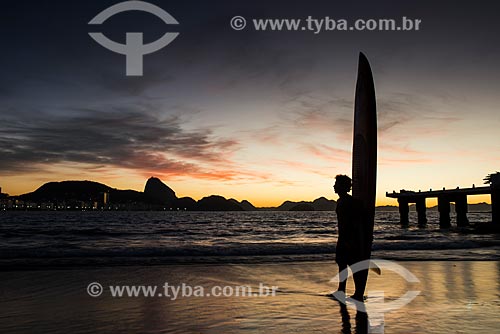  Praticante de Stand up paddle no posto 6 da Praia de Copacabana com o Pão de Açúcar ao fundo  - Rio de Janeiro - Rio de Janeiro (RJ) - Brasil