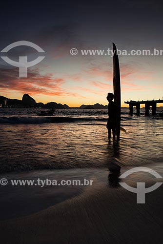  Praticante de Stand up paddle no posto 6 da Praia de Copacabana com o Pão de Açúcar ao fundo  - Rio de Janeiro - Rio de Janeiro (RJ) - Brasil