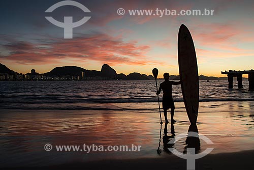  Praticante de Stand up paddle no posto 6 da Praia de Copacabana com o Pão de Açúcar ao fundo  - Rio de Janeiro - Rio de Janeiro (RJ) - Brasil