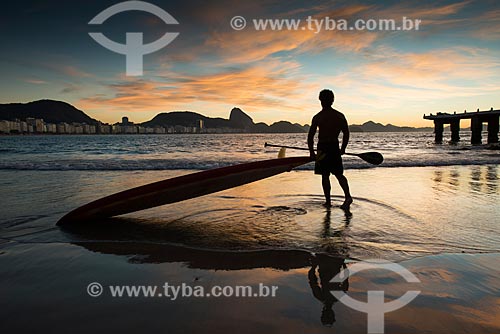  Praticante de Stand up paddle no posto 6 da Praia de Copacabana com o Pão de Açúcar ao fundo  - Rio de Janeiro - Rio de Janeiro (RJ) - Brasil