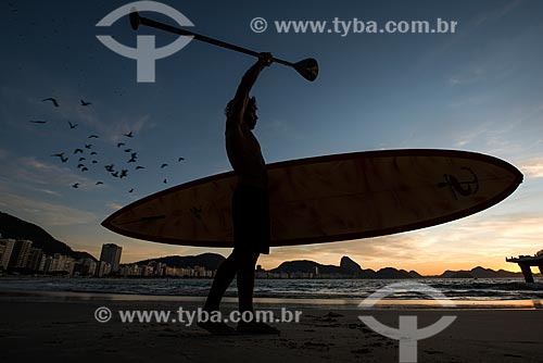  Praticante de Stand up paddle no posto 6 da Praia de Copacabana com o Pão de Açúcar ao fundo  - Rio de Janeiro - Rio de Janeiro (RJ) - Brasil