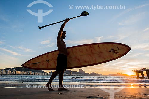  Praticante de Stand up paddle no posto 6 da Praia de Copacabana com o Pão de Açúcar ao fundo  - Rio de Janeiro - Rio de Janeiro (RJ) - Brasil