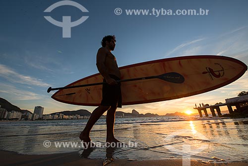  Praticante de Stand up paddle no posto 6 da Praia de Copacabana com o Pão de Açúcar ao fundo  - Rio de Janeiro - Rio de Janeiro (RJ) - Brasil