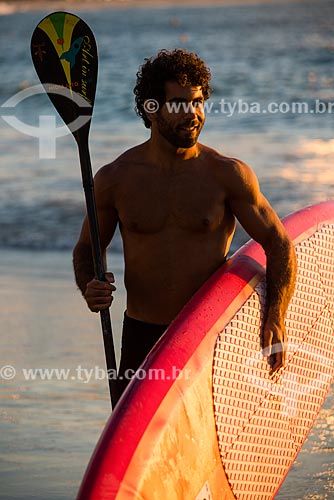  Praticante de Stand up paddle no posto 6 da Praia de Copacabana  - Rio de Janeiro - Rio de Janeiro (RJ) - Brasil