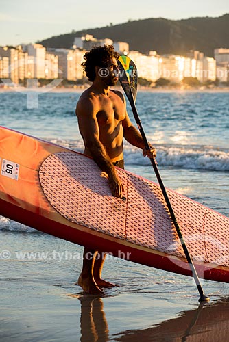  Praticante de Stand up paddle no posto 6 da Praia de Copacabana  - Rio de Janeiro - Rio de Janeiro (RJ) - Brasil